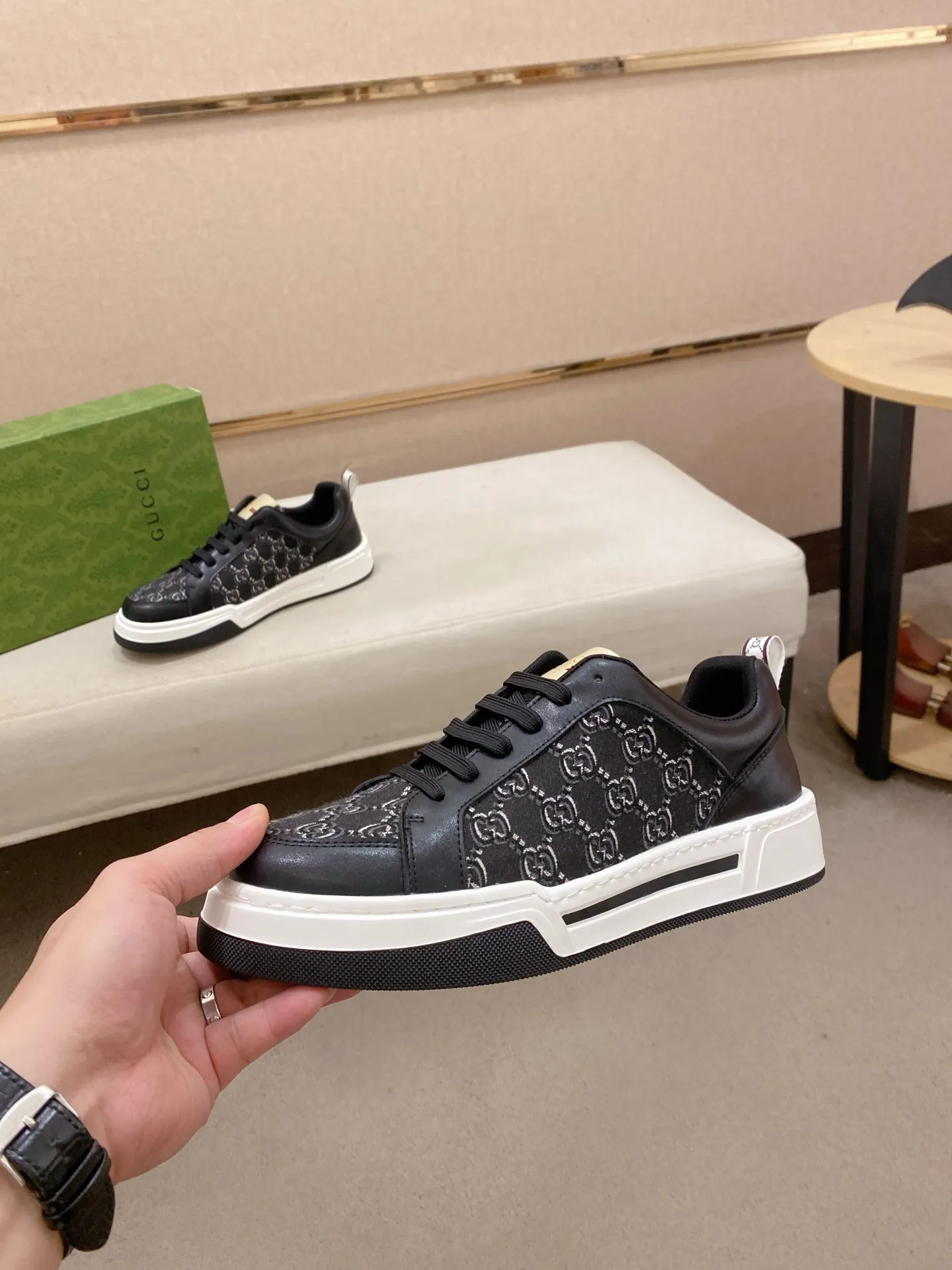 Men's shoes 💰 420 💰 High-quality new GUCCI counters are launched simultaneously. The new men's shoes, 😘fabrics are selected from imported cowhide, and the lining is sheepskin lining. 👍🏿 High-end ☄️ air-cushion molded anti-slip rubber outsole, exquisite lines, simple and elegant, comfortable and high-end for leisure travel. Code number: 38 to 44 (45 can be customized and cannot be returned or exchanged)